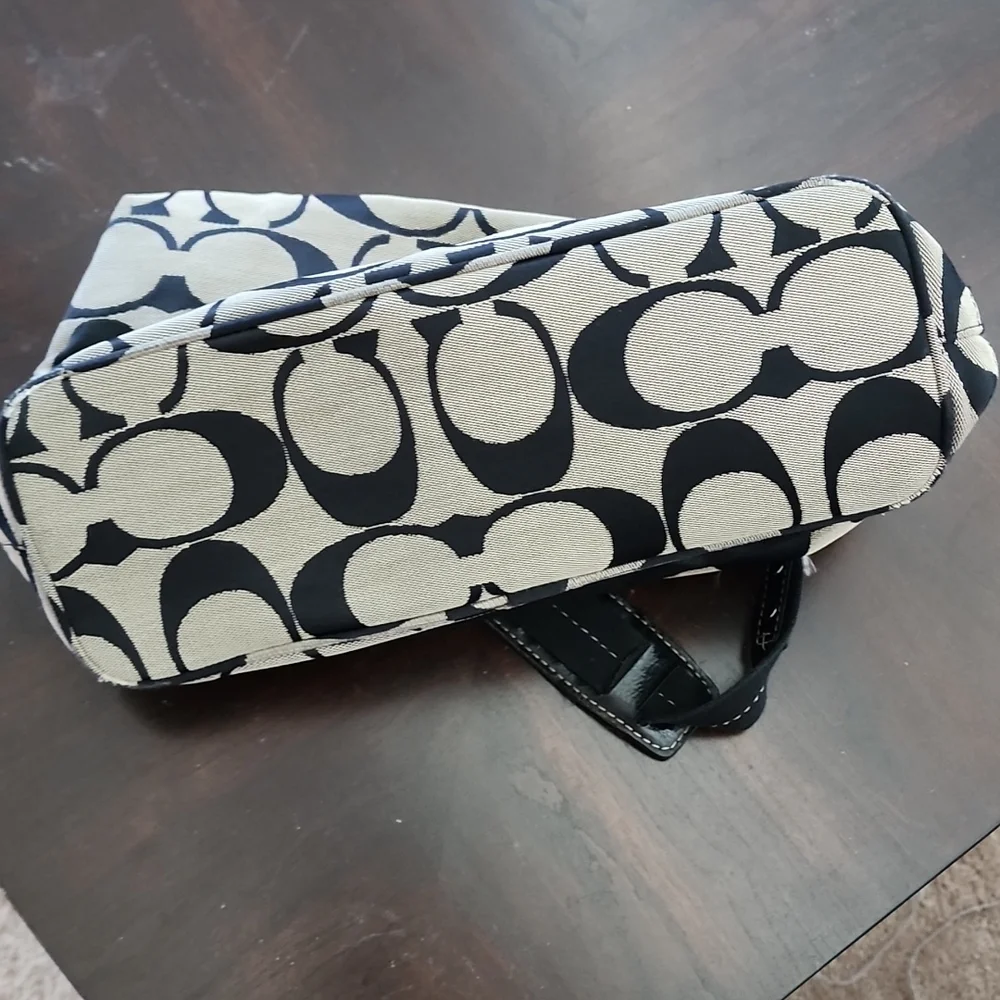 Coach Signature Hobo - Picture 5 of 8